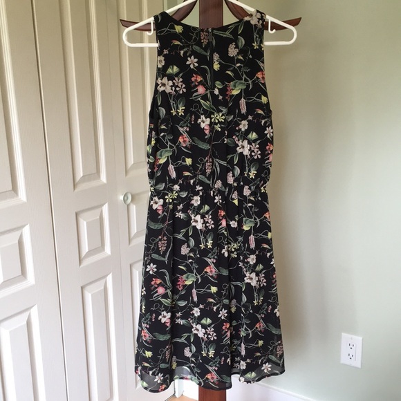 Sleeveless floral flowy dress - Picture 2 of 6